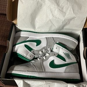 Air Jordan 1 mid se pine green size 1y